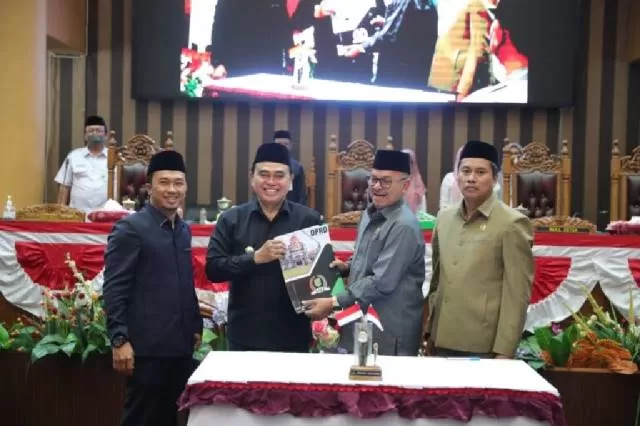 PERUBAHAN: Bupati Tanbu HM Zairullah Azhar (dua dari kiri) bersama Ketua DPRD Supiansyah, saat rapat paripurna RAPBD Perubahan 2022, Rabu (3/8).