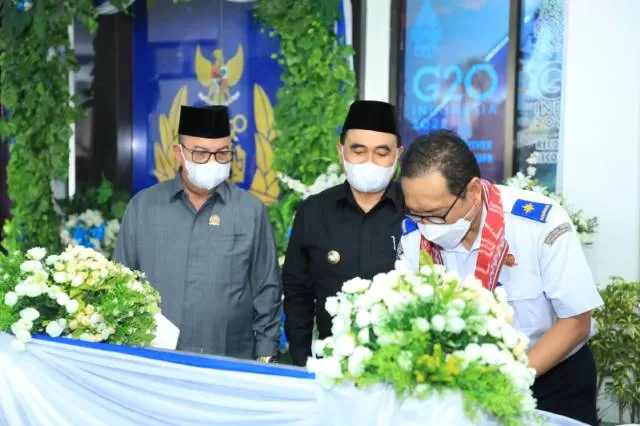 PERESMIAN: Bupati Tanbu HM Zairullah Azhar (tengah) mendampingi Dirjen Hubla, Arif Toha, meresmikan Kantor KSOP Kotabaru-Batulicin, Rabu (3/8).