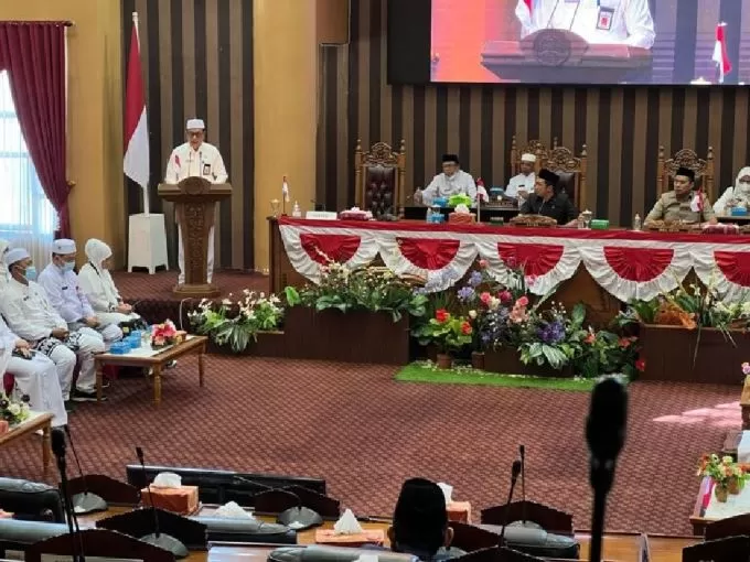 JAWABAN: Asisten Umum Pemkab Tanbu, Andi Aminuddin, menyampaikan pandangan umum pemerintah daerah terkait tiga Raperda di rapat paripurna DPRD Tanbu, Jumat (19/8).