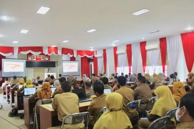EVALUASI : Jajaran SKPD di lingkup Pemkab Balangan saat mengikuti evaluasi SAKIP secara virtual. : FOTO MC FOR RADAR BANJARMASIN.
