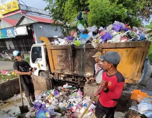MAKIN BANYAK: Jumlah sampah harian yang dihasilkan di Kota Banjarbaru semakin tinggi. Terbaru, jumlah sampah harian rata-rata di angka 155-165 ton. FOTO : MUHAMMAD RIFANI/RADAR BANJARMASIN