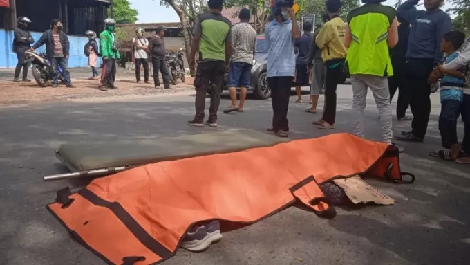 KECELAKAAN MAUT: Jenazah korban di tengah Jalan Pramuka sebelum dievakuasi ke kamar pemulasaran Rumah Sakit Ulin.
