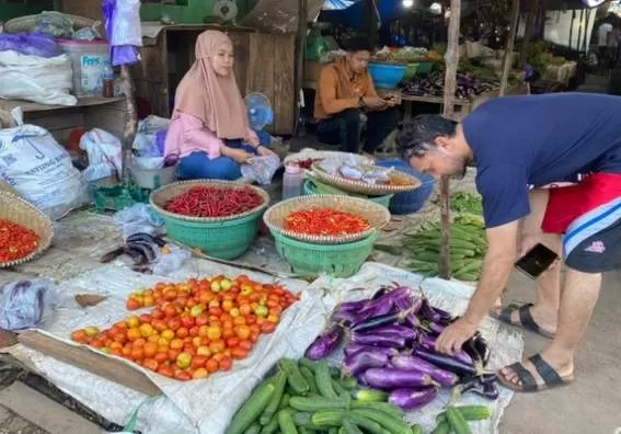 SAYUR MAHAL: Pembeli memilih sayur mayur di Pasar Kemakmuran. Harga sayur di Kotabaru rata-rata naik Rp5 ribu per kilogram. FOTO: JUMAIN/RADAR BANJARMASIN