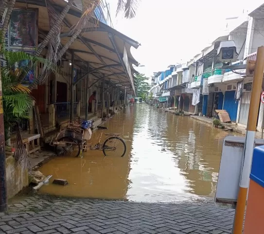 CALAP: Salah satu titik di pusat Kota Barabai yang masih terendam air. FOTO: JAMALUDDIN.