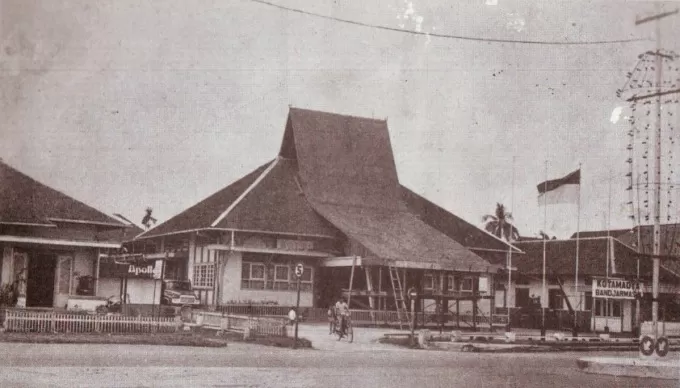 MASIH SEDERHANA: Potret Balai Kota saat Banjarmasin masih berstatus Kotamadya.