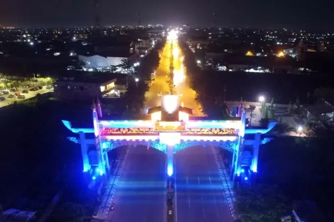 POLEMIK: Gerbang Kota Banjarmasin difoto malam hari. Hingga saat ini, perpindahan Ibu Kota Provinsi Kalsel dari Banjarmasin ke Banjarbaru masih dalam sengketa di Mahkamah Konstitusi. WAHYU RAMDHAN/RADAR BANJARMASIN