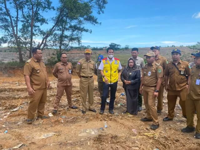 MENDESAK: Sekda Pemkab Tanbu, Ambo Sakka, meninjau lokasi longsor di dekat poros jalan Trans Kalimantan.