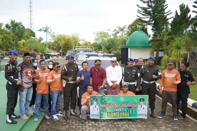 AGEN: Asisten III Pemkab Tanah Bumbu, Andi Aminuddin, melepas keberangkatan rider trail yang menjadi agen wisata daerah ke Kabupaten Banjar.
