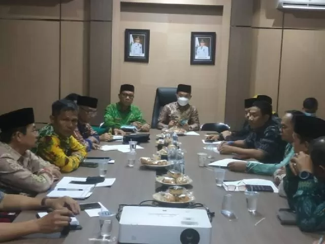PROGRAM: Sekda Pemkab Tanbu, H Ambo Sakka, memimpin rapat koordinasi persiapan memantapkan inovasi satu desa satu masjid.