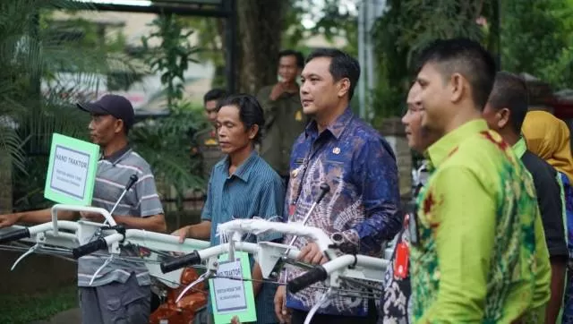 PEDULI: Wali Kota Banjarbaru, Aditya Mufti Ariffin menyerahkan beberapa bantuan kepada kelompok tani yang ada di Banjarbaru.