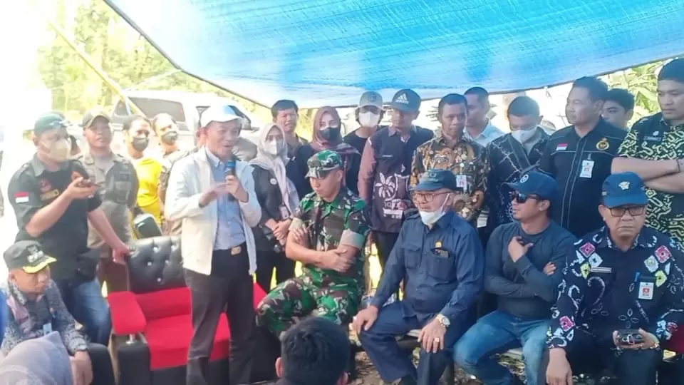 CARI SOLUSI: Sekda Pemkab Tanbu, Ambo Sakka, menemui warga Satui yang terdampak aktivitas tambang batu bara.
