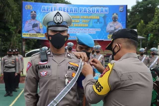 DIMULAI : Kapolres Balangan, AKBP Zaenal Arifin (kanan) saat menyematkan tanda tugas kepada salah seorang personel. | FOTO WAHYUDI/RADAR BANJARMASIN.