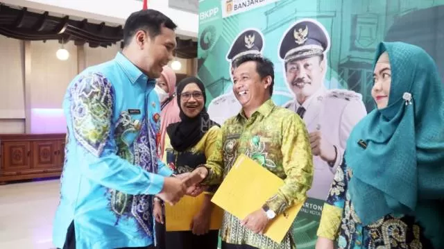 SUMRINGAH: Wali Kota Banjarbaru, Aditya Mufti Ariffin memberikan selamat kepada para ASN di lingkup Pemko Banjarbaru yang telah berhasil naik pangkat.