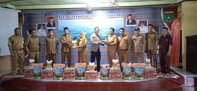 BANTUAN: Unsur Muspika Kecamatan Angsana mendukung program Satu Desa Satu Masjid.