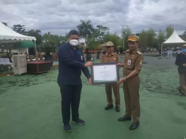 APRESIASI: Sekda Pemkab Tanbu Ambo Sakka (kanan) menerima sertifikat penghargaan dari BPOM Kalsel untuk Pasar Pagatan di Kecamatan Kusan Hilir