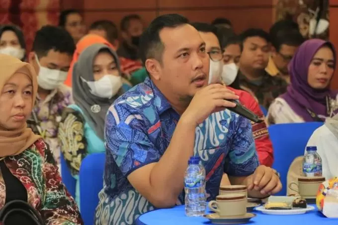 TINGKATKAN PELAYANAN: Aditya Mufti Ariffin menghadiri ekspose dan validasi evaluasi pelayanan publik DPMPTSP & Disdukcapil Kab/Kota Se-Kalsel Tahun 2022 yang diselenggarakan di Jakarta (7/11).