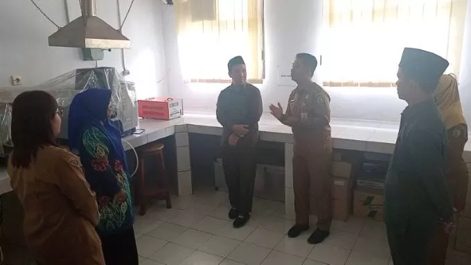 PENGECEKAN : Anggota Komisi III DPRD Balangan, Hafis Ansari, Erly Satriana, Supianoor kunjungi UPT laboratorium Dinas LH, Selasa (18/10). : FOTO MC FOR RADAR BANJARMASIN.