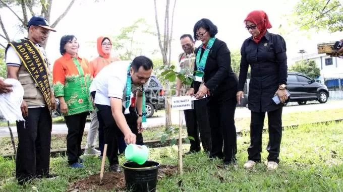 TANAM POHON: Wali Kota Banjarbaru Aditya Mufti Ariffin menanam pohon saat Kegiatan Aksi Puncak Regional Himpunan Penggiat Adiwiyata Indonesia (HPAI) Kalimantan Selatan, di SDN 2 Loktabat Selatan Banjarbaru.