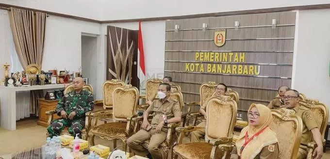 KOORDINASI: Wakil Walikota Banjarbaru Wartono mengikuti rapat koordinasi mingguan terkait Pengendalian Inflasi Daerah secara virtual di Ruang Tamu Utama Walikota Banjarbaru pada Senin (7/11).