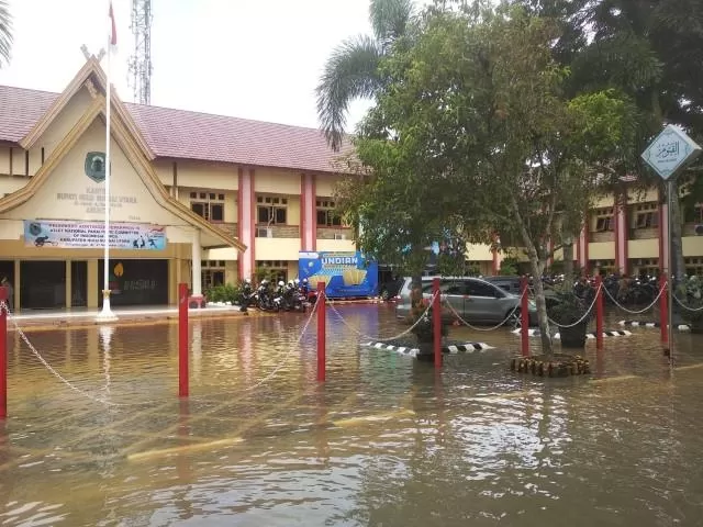TINGGINYA SELUTUT: Rumah warga di Desa Pimping Kecamatan Amuntai Utara Kabupaten HSU yang dilanda banjir. FOTO : M AKBAR/RADAR BANJARMASIN