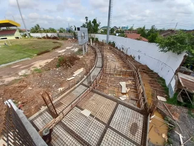 RENOVASI: Pengerjaan tribun Stadion 17 Mei, foto diambil Oktober tadi. Tahun ini, renovasi kandang Barito Putera itu menelan anggaran Rp17,2 miliar.FOTO: M OSCAR FRABY/RADAR BANJARMASIN