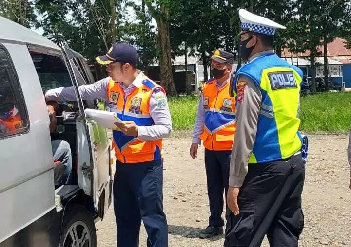 CEK: Petugas dari Dinas Perhubungan Tapin dan Sat Lantas Polres Tapin mengecek angkutan yang lewat Terminal Bypass Rantau. FOTO: DISHUB TAPIN FOR RADAR BANJARMASIN