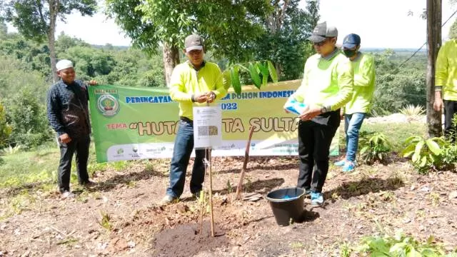 SIMBOLIS : Sekdakab Balangan, Sutikno (kiri) saat akan menanam salah sagu jenis pohon di Kebun Raya Balangan. : FOTO MC FOR RADAR BANJARMASIN.