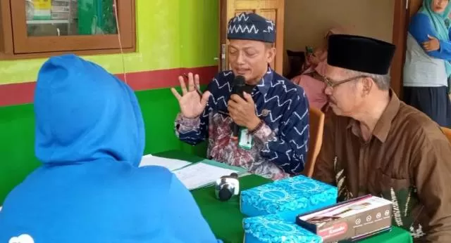 DIMINATI: Kepala KUA Kecamatan Takisung Choirul Anam menjelaskan solusi terkait pernikahan belum tercatat secara administrasi pada kegiatan MTP di Desa Benua Lawas, Kecamatan Takisung.