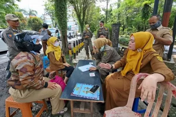 DIDATA: Pegawai yang kedapatan saat razia disiplin yang digelar BKD-Diklat dan Satpol PP Banjarmasin, kemarin (28/11). FOTO: WAHYU RAMADHAN/RADAR BANJARMASIN
