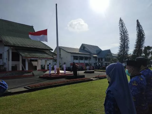 KHIDMAT: Bupati Tala HM Sukamta menjadi inspektur pada upacara peringatan Hari Sumpah Pemuda ke-94 tahun 2022. | Foto : Norsalim Yahya/Radar Banjarmasin