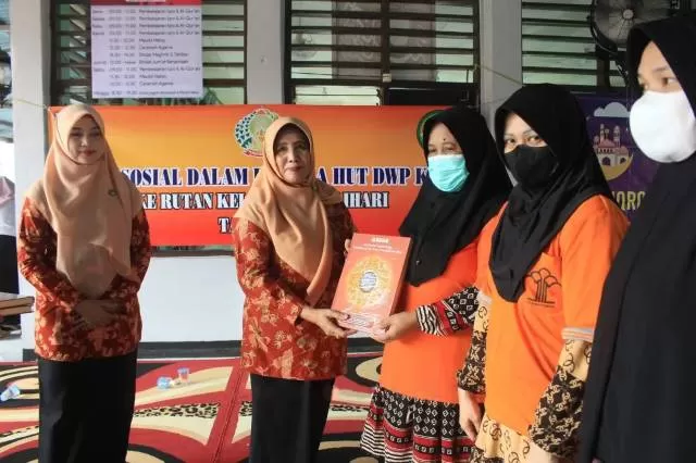BERBAGI : Ketua DWP Tala Rachmalina bersama Penasihat I DWP Tala Nurul Hikmah dan Penasihat II DWP Tala Yati Oktoviana menyerahkan bantuan Al-Qur'an dan rebana.