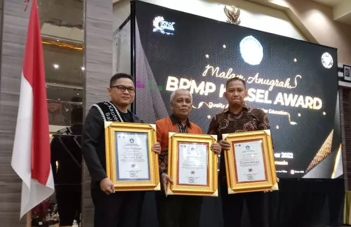PRESTASI : Kepala Disdikbud Kabupaten Balangan, Ribowo (tengah), bersama jajarannya setelah menerima penghargaan pada BPMP Award. : FOTO REDHA FOR RADAR BANJARMASIN.