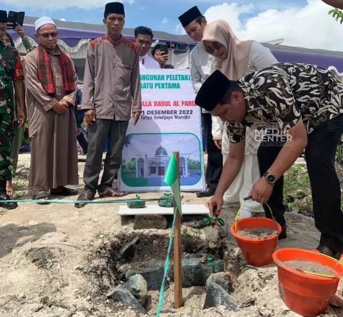 BATU PERTAMA: Wali Kota Banjarbaru, Aditya Mufti Ariffin saat meletakkan batu pertama pembangunan Musholla Darul Al Fariz di Kecamatan Liang Anggang, Minggu (11/12).