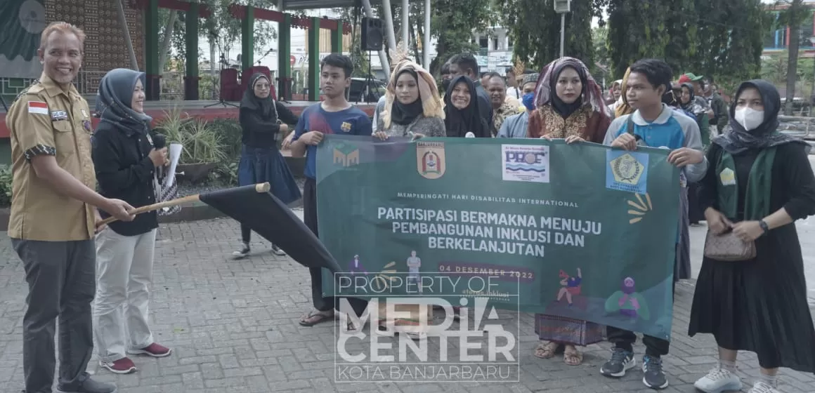 KOMITMEN: Sekretaris Daerah Kota Banjarbaru, Said Abdullah menghadiri peringatan Hari Disabilitas Internasional di Taman Van Der Pijl Kota Banjarbaru pada Minggu (4/12).