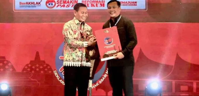 PRESTASI: Wali Kota Banjarbaru H. M. Aditya Mufti Ariffin saat menerima penghargaan Kota Peduli HAM 2021, Senin (12/12). | FOTO: DINAS KOMINFO BANJARBARU