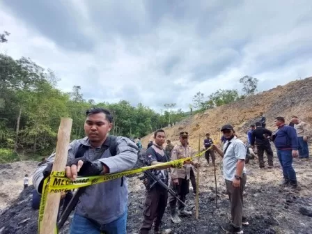 TAMBANG LIAR: Lokasi tambang liar di Desa Nateh, Kecamatan Batang Alai Timur, HST dipasangi garis polisi.