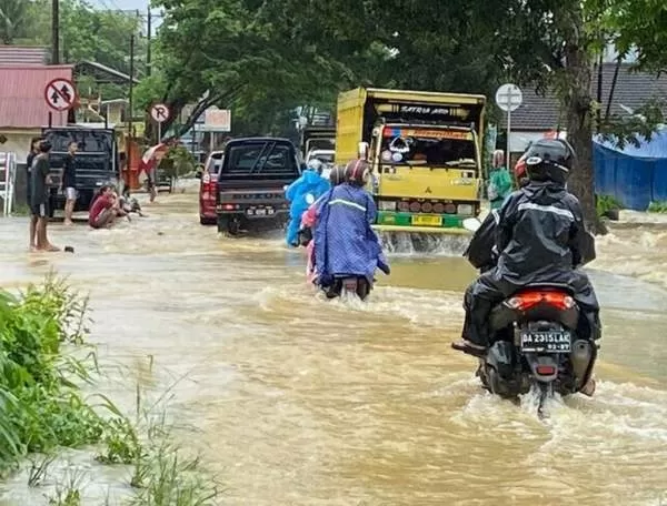 SEPERTI SUNGAI: Penampakan Jalan Parit Baru seusai diguyur hujan selama berjam-jam. | FOTO: NOOR SALIM/RADAR BANJARMASIN