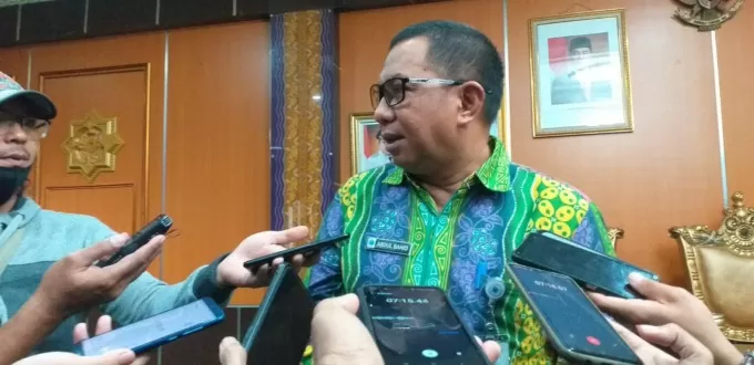 UMUMKAN NAIK : Direktur PDAM Tabalong Ahmad Bahid saat diwawancarai wartawan.