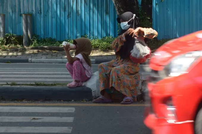 FENOMENA SOSIAL: Gepeng yang mangkal di kawasan Jalan R Suprapto, Banjarmasin Tengah. Dinsos Banjarmasin mencatat ada sebanyak 10.000 jiwa yang mengaku-ngaku miskin. | FOTO: WAHYU RAMADHAN/RADAR BANJARMASIN