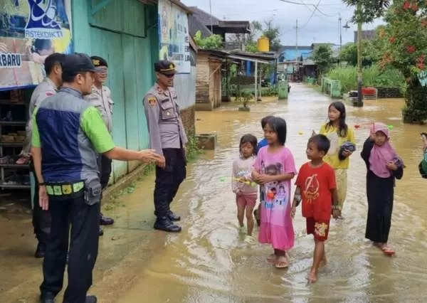 CEMPAKA CALAP: Sejumlah pemukiman warga di Kelurahan Cempaka dan Kelurahan Sungai Tiung Kecamatan Cempaka tergenang pasca diguyur hujan deras dengan durasi lama.