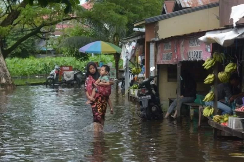 MENGGENANG: Kota Banjarmasin hingga kini masih dibayang-bayangi terendam banjir rob. | FOTO: WAHYU RAMADHAN/RADAR BANJARMASIN