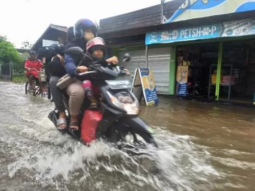 TERGENANG: Sejumlah wilayah di Kota Banjarmasin terendam banjir rob.| FOTO: M FADLAN ZAKIRI/RADAR BANJARMASIN