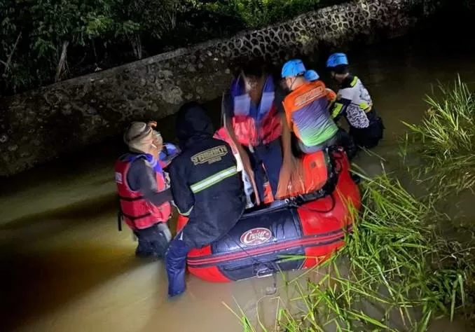 PENYISIRAN: Relawan beserta tim gabungan saat menyisir aliran sungai yang menjadi TKP tenggelamnya Zaini warga Sungai Tiung Cempaka pada Sabtu (28/1) malam. | FOTO ISTIMEWA