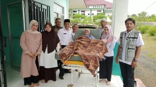 DIPULANGKAN: Dinas Sosial saat merawat Nenek Martun, lansia asal Kotabaru. Kini yang bersangkutan sudah dipulangkan ke tempat asalnya