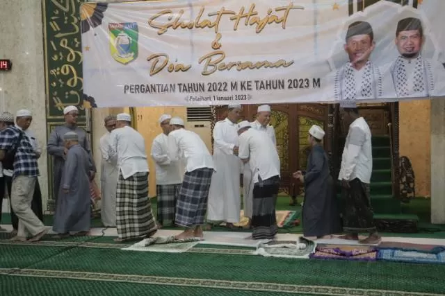 RASA SYUKUR: Bupati Tala HM Sukamta bersalaman dengan para jemaah Salat Hajat di Masjid Agung Syuhada Pelaihari. Foto : Diskominfo For Radar Banjarmasin