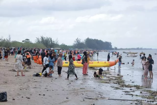 FAVORIT: Suasana Pantai Batakan Baru di Desa Batakan, Kecamatan Panyipatan pada momen libur Tahun Baru. Foto : Diskominfo For Radar Banjarmasin