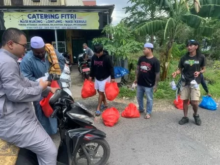 BERBAGI: Anak punk di Banjarbaru berbagai bungkusan makanan-minuman kepada jemaah Masjid Nurul Kahroba, Jumat (10/3) siang. | Foto: Zulqarnain/Radar Banjarmasin