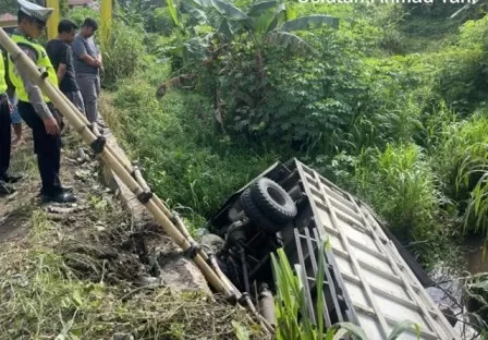 TERJATUH: Truk angkutan semen yang terjatuh di Kilometer 95 masuk Desa Pulau Pinang Kecamatan Binuang. | Foto Sat Lantas Polres Tapin for Radar Banjarmasin