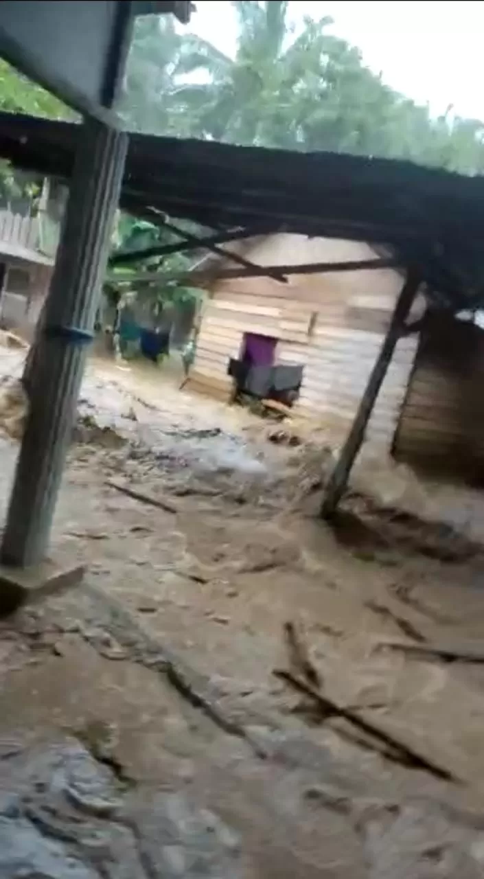 WASPADA : Banjir bandang yang terekam kamera warga tampak menerjang Desa Malinau Kecamatan Loksado. : FOTO SCREENSHOOT VIDEO WARGA.