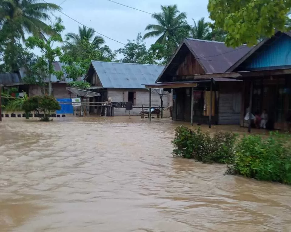 TERENDAM : Jalan dan rumah warga di Dusun Loknyiur, Desa Bamban, Kecamatan Angkinang, Kabupaten HSS terendam. | FOTO: CAMAT ANGKINANG